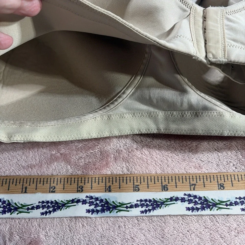 Vanity Fair 44DDD Beige Tshirt Bra. Adjustable Straps Lightly Lined.